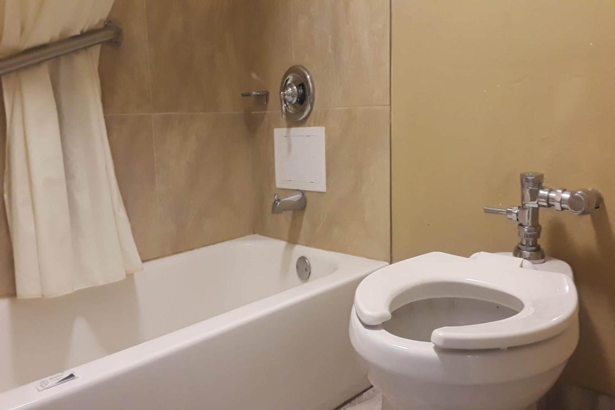 Oyo Hotel Tallahassee Downtown Bagian luar foto