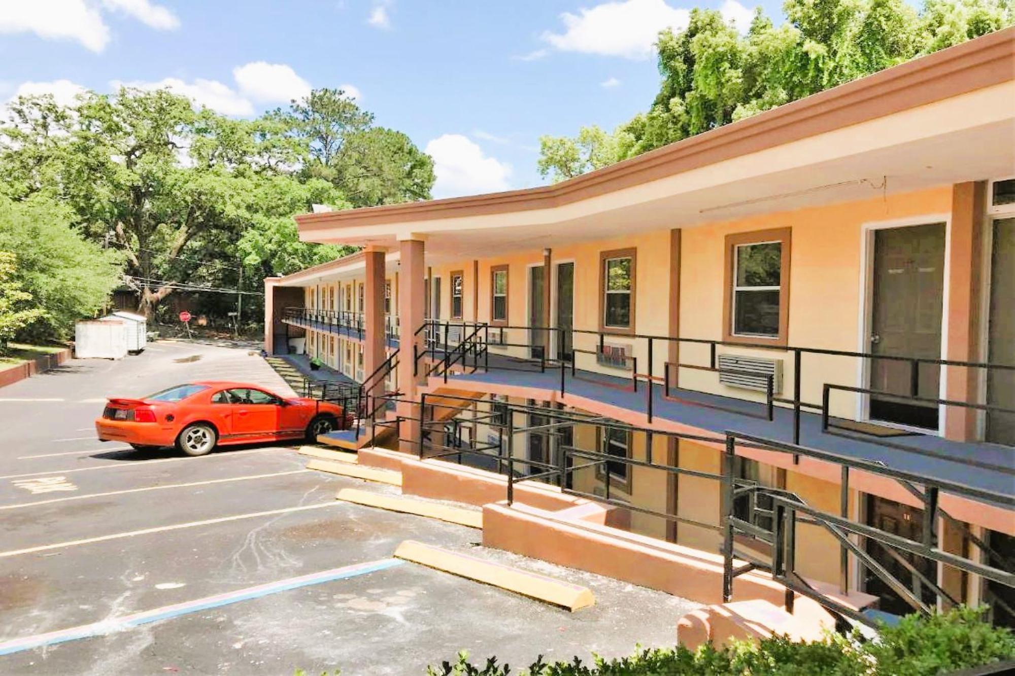 Oyo Hotel Tallahassee Downtown Bagian luar foto