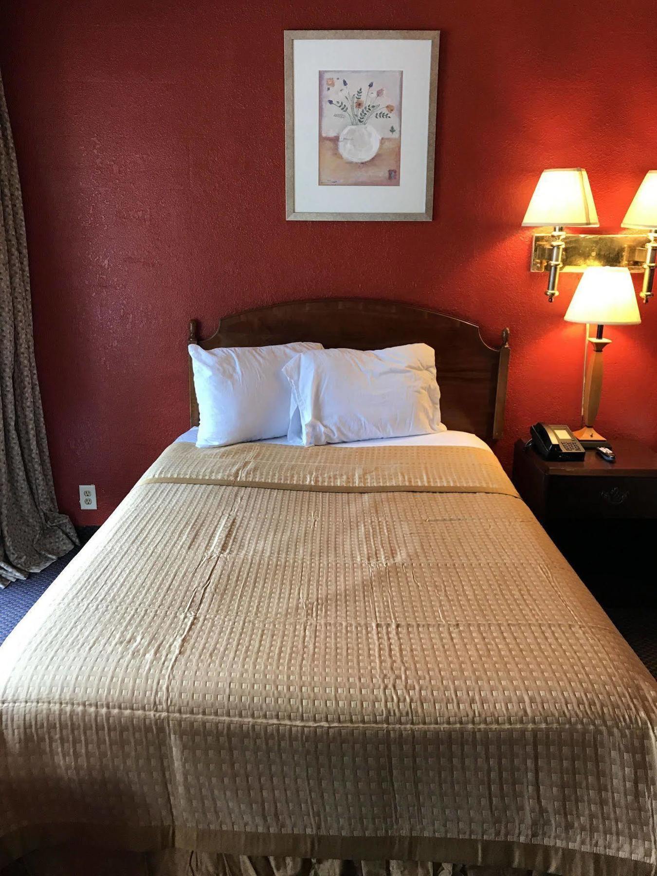 Oyo Hotel Tallahassee Downtown Bagian luar foto